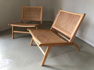 Pareja de butacas de madera y rejilla de ratán