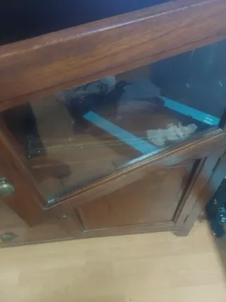 Mueble clásico de madera y cristal