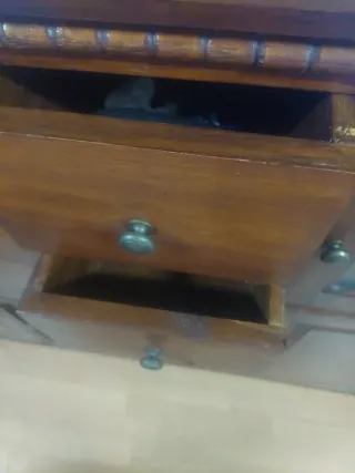 Mueble clásico de madera y cristal