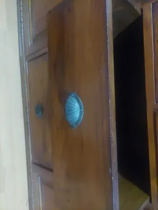 Mueble clásico de madera y cristal