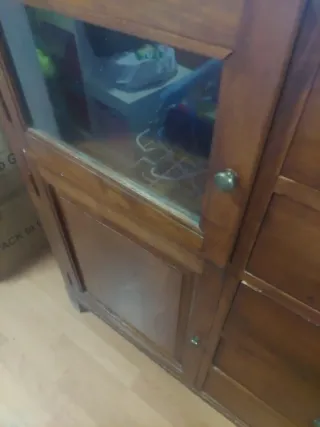 Mueble clásico de madera y cristal