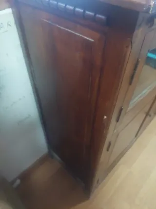 Mueble clásico de madera y cristal