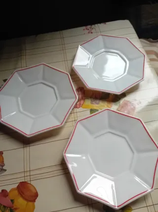 Juego 3 Platos Porcelana Borde Rojo
