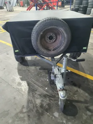 Remolque gris con lona negra