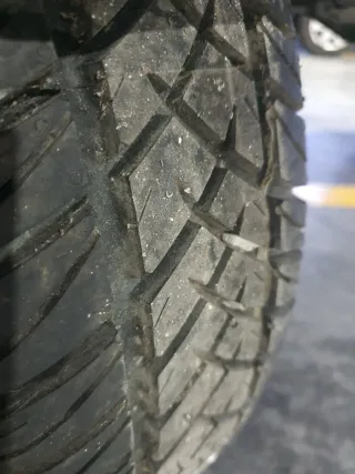 Remolque gris con lona negra