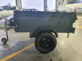 Remolque gris con lona negra