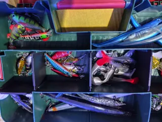 Caja de pesca con señuelos