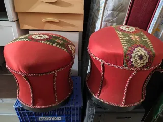 2 Pufs antiguos rojos con bordado