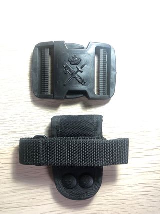Hebilla táctica y portaguantes táctico