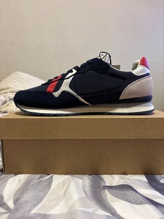 Zapatillas deportivas azul y rojo