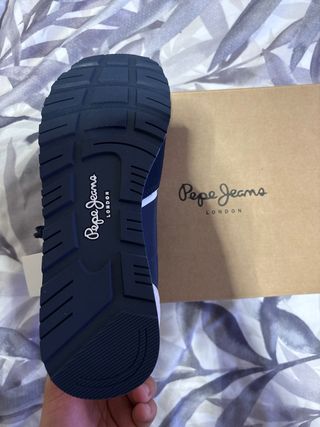 Zapatillas deportivas azul y rojo