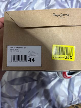 Zapatillas deportivas azul y rojo