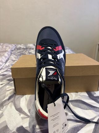 Zapatillas deportivas azul y rojo