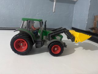 Tractor Schleich con pala frontal