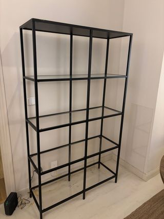 Estantería metálica negra con baldas.