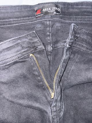 Pantalones AREA ZERO negros con parches