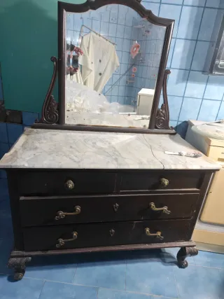 Cómoda antigua con espejo y mármol
