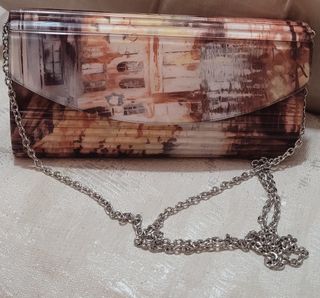 Bolso de mano estampado con cadena