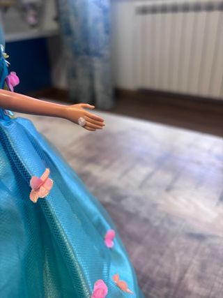 Barbie con vestito azzurro e fiori