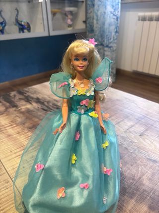 Barbie con vestito azzurro e fiori