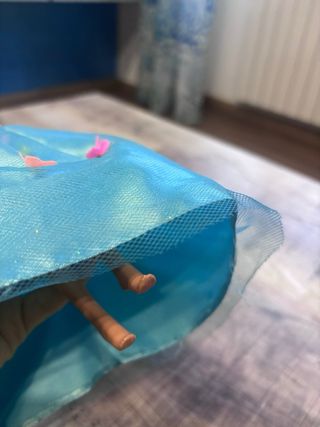 Barbie con vestito azzurro e fiori