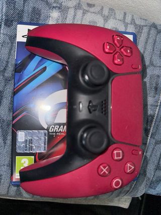 Controller DualSense per PS5 di colore rosso e gio