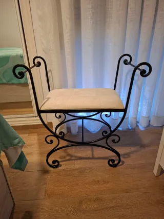 Banqueta de forja con asiento beige