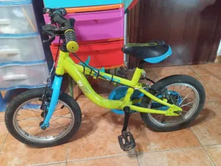 Bicicleta infantil verde y azul