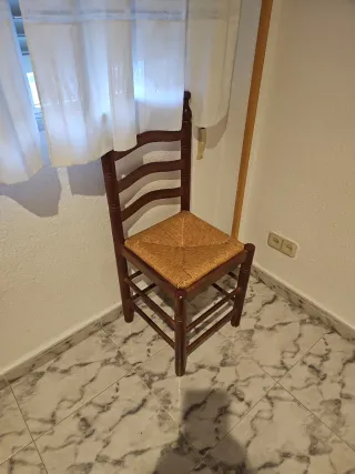 Silla de madera con asiento de ratán