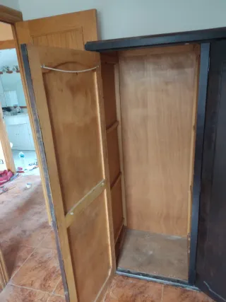 Mueble antiguo de madera blanco