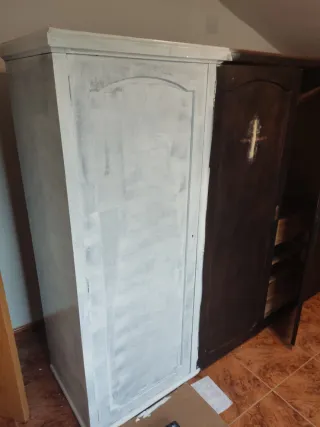 Mueble antiguo de madera blanco