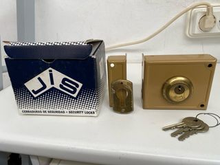 Cerradura de sobreponer con 3 llaves y placa