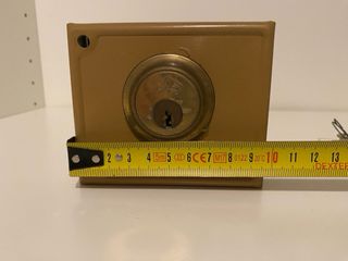 Cerradura de sobreponer con 3 llaves y placa