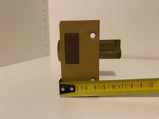 Cerradura de sobreponer con 3 llaves y placa