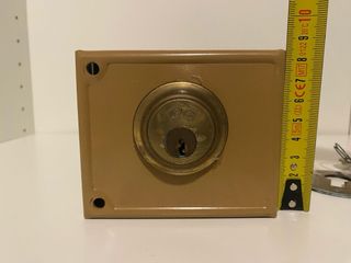 Cerradura de sobreponer con 3 llaves y placa