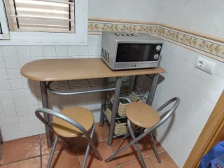 Mesa cocina con sillas y microondas