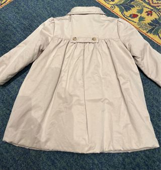 Gabardina Pili Carrera niña beige. Talla 3 años