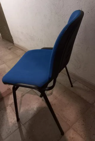 4 Sillas de oficina azules y negras