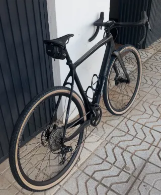 Bicicleta Gravel Bombtrack Hook Negra y gris mate