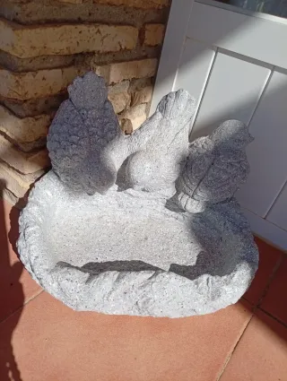Bebedero pájaros jardín piedra