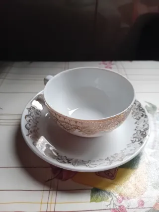 Taza y plato de porcelana antiguos