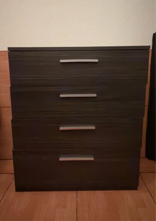 Cómoda de madera con tiradores plateados