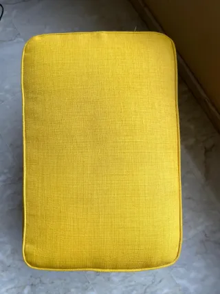 Reposapiés amarillo de tela