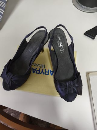 Zapatos de vestir Marypaz gris plomo.