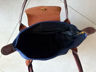Borsa tote blu con zip e manici marroni