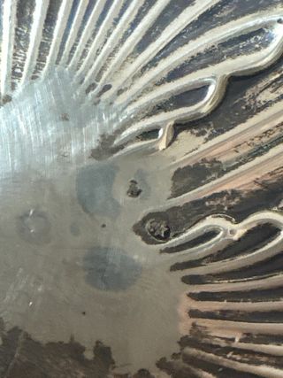 Bandeja de plata con diseño floral