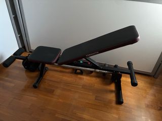 Banco de pesas con mancuernas y barra