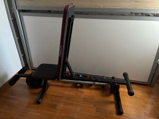 Banco de pesas con mancuernas y barra