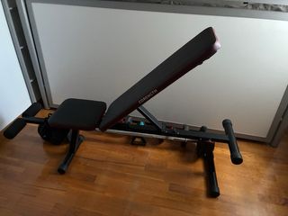 Banco de pesas con mancuernas y barra