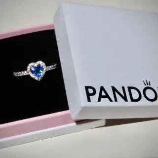 Anillo. Lleva su caja y bolsa.